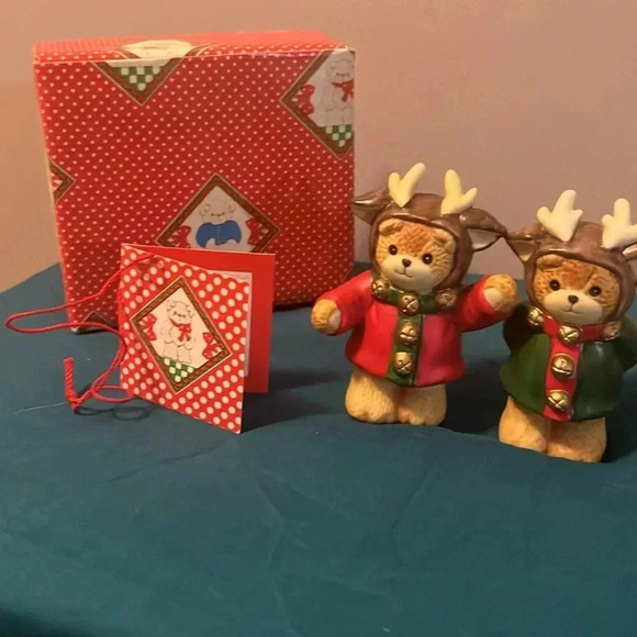 Enesco Lucy & Me Lucy Rigg Reindeer Bears Red & Green 1987 Porcelain - Picture 2 of 6